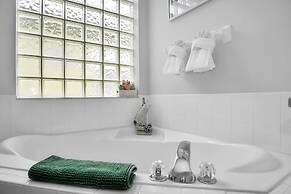 Charming Home With Private Pool and Electric Fire Place! #4bc110