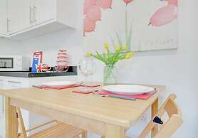 Beside the Seaside Apartment - Sleeps 2 to 4 Guests - Fast Wifi