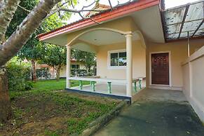 Lovely House Near Chalong Pier With Access to Large Swimming Pool Shop