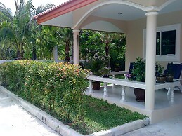 Lovely House Near Chalong Pier With Access to Large Swimming Pool Shop