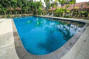 Lovely House Near Chalong Pier With Access to Large Swimming Pool Shop