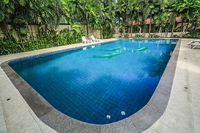 Lovely House Near Chalong Pier With Access to Large Swimming Pool Shop