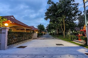 Lovely House Near Chalong Pier With Access to Large Swimming Pool Shop