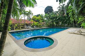 Lovely House Near Chalong Pier With Access to Large Swimming Pool Shop