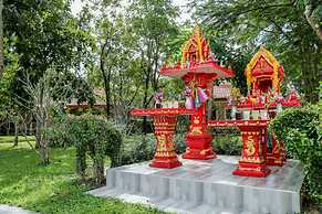 Lovely House Near Chalong Pier With Access to Large Swimming Pool Shop