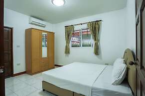 Lovely House Near Chalong Pier With Access to Large Swimming Pool Shop