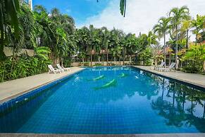 Lovely House Near Chalong Pier With Access to Large Swimming Pool Shop