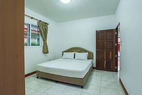 Lovely House Near Chalong Pier With Access to Large Swimming Pool Shop