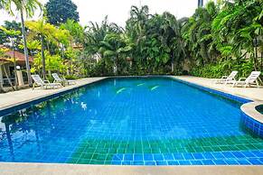 Lovely House Near Chalong Pier With Access to Large Swimming Pool Shop