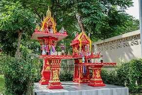 Lovely House Near Chalong Pier With Access to Large Swimming Pool Shop