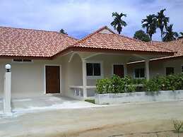 Lovely House With Access to Large Swimming Pool and Near Chalong Pier 