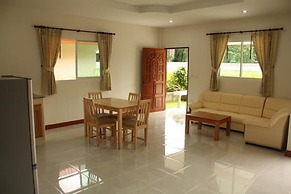 Lovely House With Access to Large Swimming Pool and Near Chalong Pier 