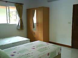 Lovely House With Access to Large Swimming Pool and Near Chalong Pier 