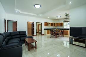 Lovely House With Access to Large Swimming Pool and Near Chalong Pier