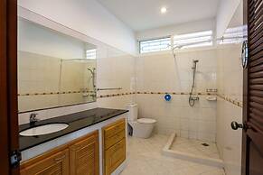 Lovely House With Access to Large Swimming Pool and Near Chalong Pier