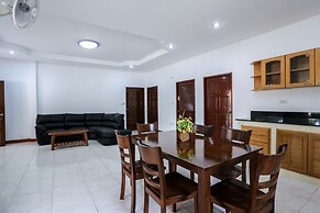 Lovely House With Access to Large Swimming Pool and Near Chalong Pier