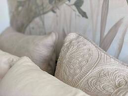 Romantic Bedroom With Mountain View Near Central