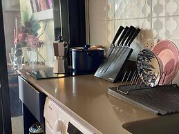 Romantic Bedroom With Mountain View Near Central