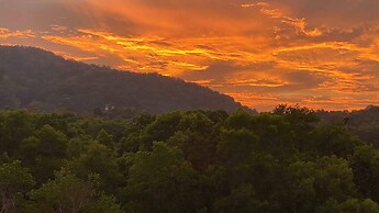 Romantic Bedroom With Mountain View Near Central