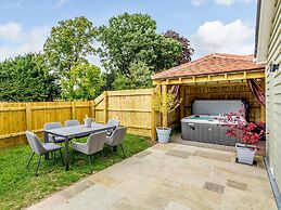 Toppesfield Hall Luxury Cottage With Hot Tub