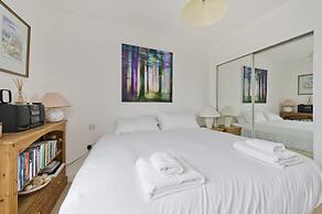 Superb Apartment With Terrace Near the River in Putney by Underthedoor