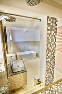 Sea Splash & La Petite Maison