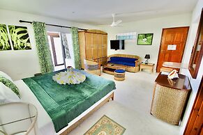 Sea Splash & La Petite Maison