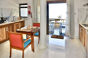 Sea Splash & La Petite Maison