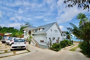 Sea Splash & La Petite Maison