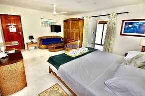 Sea Splash & La Petite Maison