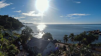 Sea Splash & La Petite Maison