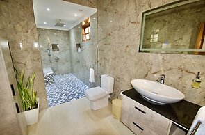 Sea Splash & La Petite Maison