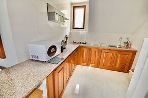 Sea Splash & La Petite Maison