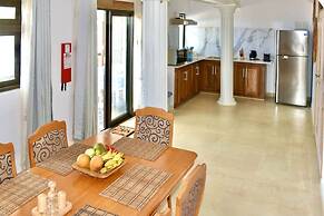 Sea Splash & La Petite Maison