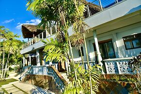 Sea Splash & La Petite Maison