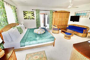 Sea Splash & La Petite Maison