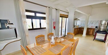 Sea Splash & La Petite Maison