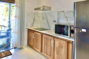 Sea Splash & La Petite Maison