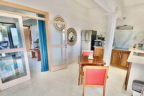 Sea Splash & La Petite Maison