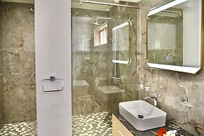 Sea Splash & La Petite Maison