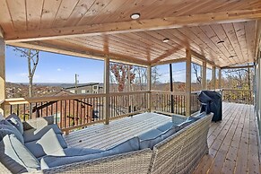 Smokey Treats 5 Bedroom Cabin by RedAwning