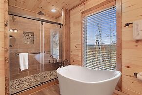 Smokey Treats 5 Bedroom Cabin by RedAwning