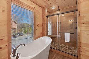 Smokey Treats 5 Bedroom Cabin by RedAwning