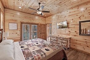 Smokey Treats 5 Bedroom Cabin by RedAwning