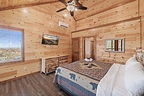 Smokey Treats 5 Bedroom Cabin by RedAwning