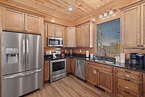 Smokey Treats 5 Bedroom Cabin by RedAwning