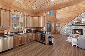 Smokey Treats 5 Bedroom Cabin by RedAwning