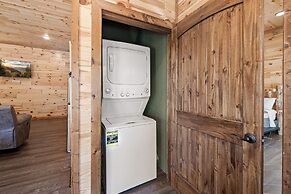 Smokey Treats 5 Bedroom Cabin by RedAwning