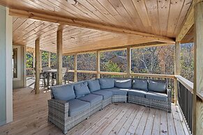 Smokey Treats 5 Bedroom Cabin by RedAwning