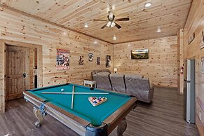 Smokey Treats 5 Bedroom Cabin by RedAwning
